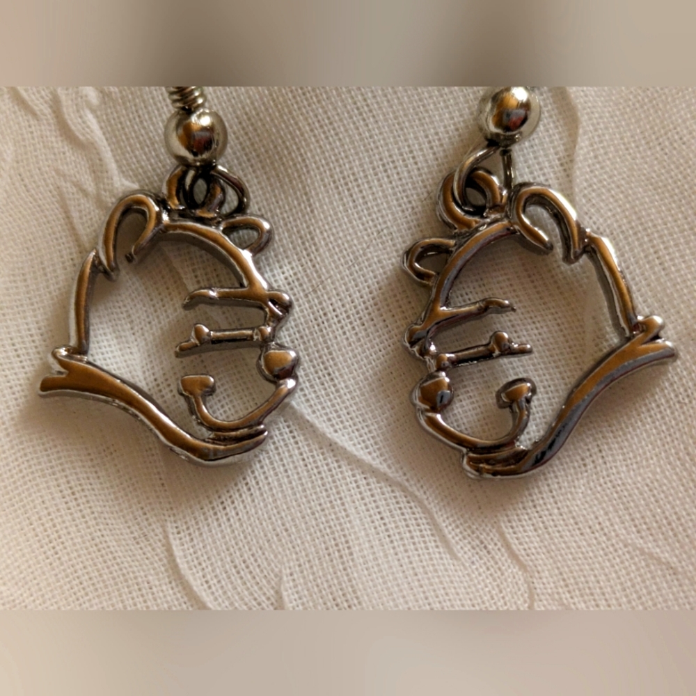 Disney Winnie the Pooh dangle earring